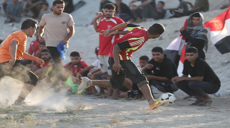 نازحون يشاركون في نهائي بطولة كرة قدم بمخيمات النزوح غرب النصيرات وسط قطاع غزة